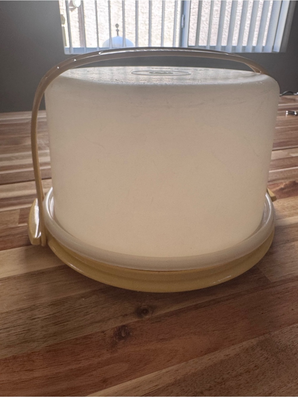 Tupperware Two-Tone gold Cake Carrier- vintage - broken strap!